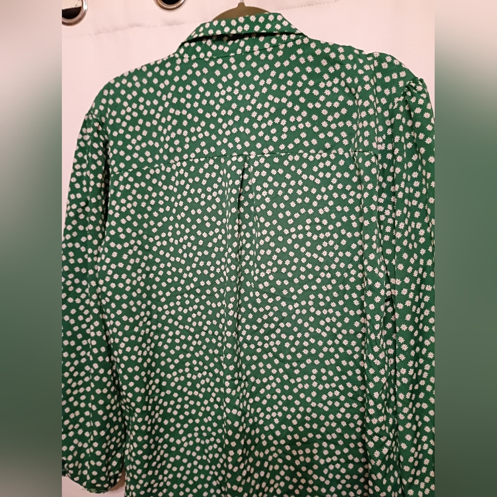 Green Top With White Little Flowers. No Tag. Size Says 4x Runs Small. - Picture 8 of 9